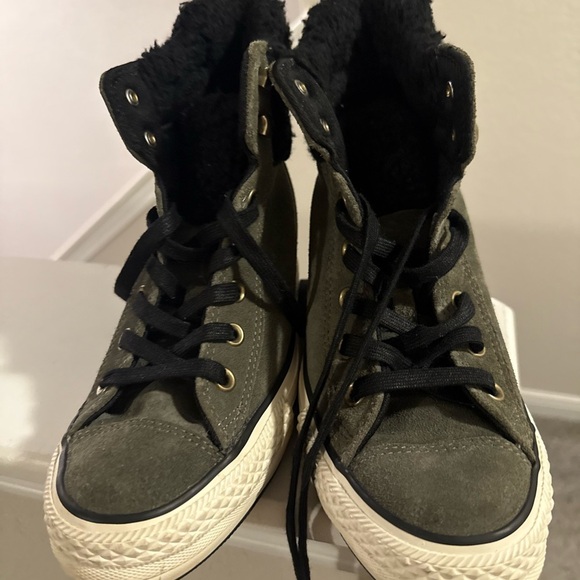 Converse Women Size 7 All Star Hidden Wedge Shoes Olive Green Suede Sherpa - Picture 11 of 12